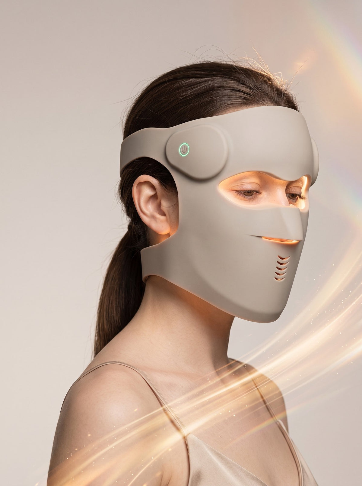 Mujer con la máscara LED Selene puesta