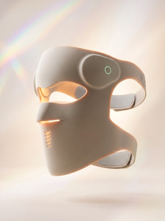 Máscara LED Selene beige de silicona flexible, flotando con la luz encendida